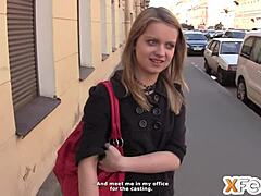 Agen kasting Rusia meniduri berambut perang kurus di hadapan kamera