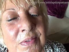 Eine reife britische Ehefrau bekommt im Tausch gegen zusätzliches Geld einen riesigen Sperma-Spritz ins Gesicht