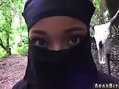 Najstnice, oblečene v hidžab, prvič seksajo zunaj v resničnem videu