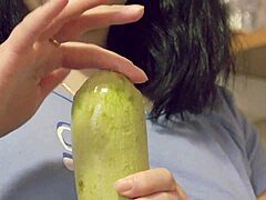 Vídeo de fetichismo casero hardcore de inserción anal extrema con vegetales en la cocina