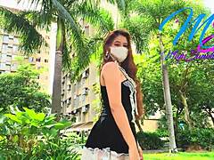 La modelo filipina con grandes pechos Miyu Sanoh muestra su coño en público mientras camina por el jardín del condominio