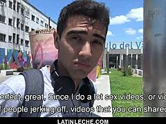 Latinleche, ein heterosexueller Mann, schläft einen süßen Latino-Jungen für Geld