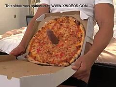 Gadis pengantar pizza Italia mengidam air mani di mulutnya setelah memuaskan keinginannya