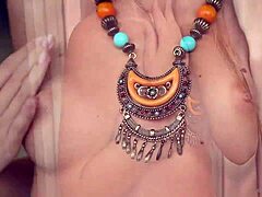 Den russiske skjønnheten Katherina A viser frem sine naturlige bryster i en softcore-video