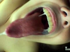 Alice usa a língua para dar vida em vídeo fetiche oral