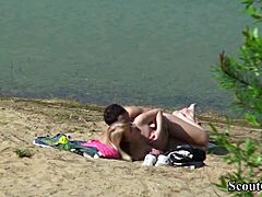 Een Duits amateurpaar filmt zichzelf stiekem terwijl ze seks hebben op het strand