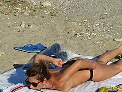 Amatérske video topless sexy MILF na pláži
