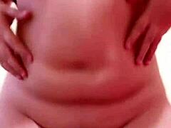 큰 가슴을 가진 인도 십대 소녀는 단단한 음경과 엉덩이를 즐긴다