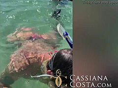 Возбужденная пара наслаждается собачьим стилем на каникулах - Кассиана Коста