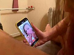 Руска майка в чорапи задоволява съпруга си с дълбоко гърло по телефона