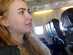 Bella Murs face o muie publică sălbatică și o mânuire într-un avion
