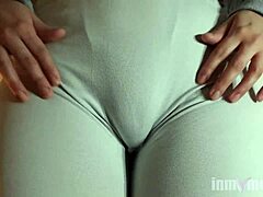Une adolescente amateur taquine et montre son vagin poilu en pantalon de yoga