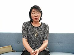Hiroko Sekines, une femme au foyer infidèle, fait ses premiers pas dans la salle de masturbation