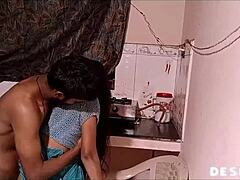 Une femme indienne plus âgée reçoit une pénétration anale brutale dans la cuisine
