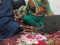 Una ragazza pakistana viene beccata a guardare porno sul computer portatile e viene scopata in tutti i buchi con discorsi sporchi