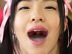 משרתת אסייתית נותנת מציצה מדהימה בסרטון יפני