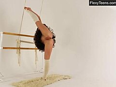 Brunetka gymnastka Myra Zavisalo roztiahne nohy a natiahne sa