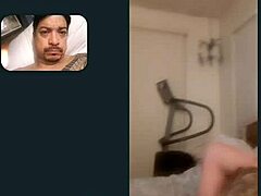 Une milf blonde amateur se masturbe en se doigtant devant sa webcam