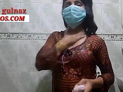 Индийская девушка с большой задницей становится мокрой и дикой в ванной