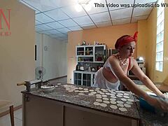 レジーナ・ノアの裸の料理のスキルは,キッチンで隠しカメラに捕まえた