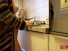 Attraktive Ehefrau kocht nackt in der Küche