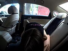 18-letnia amatorka zostaje zerżnięta w dupę w samochodzie