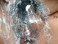 Κοντινή εικόνα ινδικών κοριτσιών με ξυρισμένο μουνί στο μπάνιο