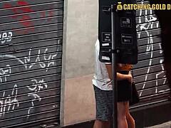 נערה ברזילאית חובבת של השכן נענשה על כך שהתעניינה בתיק יד גדול