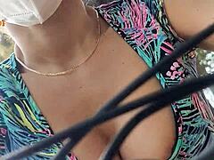 Latina in lingerie pronkt met haar grote borsten en stringjes in een verborgen video
