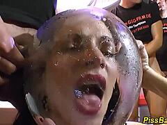Staršia žena sa oddáva zlatému sprchovému fetišu