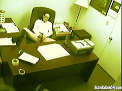 Amatérska sekretárka sa hýbe prstami na špionážnej kamere