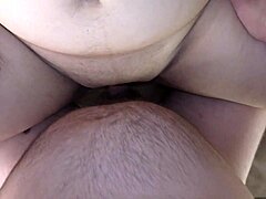 De stiefdochter van een mooie, dikke, amateurvrouw wordt ruig geneukt en ejaculeert in de grote lul van haar stiefvader - POV-video van Milky Mari