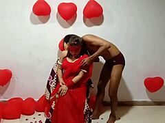 Индийская пара празднует День святого Валентина диким и страстным сексом в красном сари