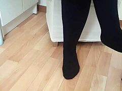 Odkrit videoposnetek punčine sestre v nogavicah, ki ji dela noge