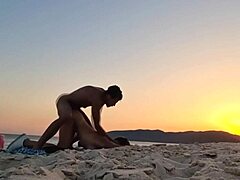 Parejas amateur se encuentran románticamente en la playa al atardecer