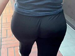 Une fille aux gros fesses montre ses courbes crémeuses en leggings cachés