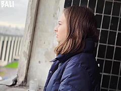 18 yaşındaki bir kız 4K videoda bir yabancıyla yaramazlık yapıyor