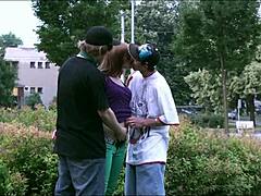 このグループ セックス ビデオでは,車とトラックが見ている間,二人の男が若い金髪の女の子と公共の場でセックスします