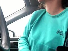 Fată amatoare de la facultate face o muie în gât adânc în mașină