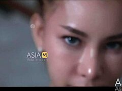 アジアのポルノビデオでは,女性ボクサーが顔に叩かれ,さまざまな性的姿勢で支配されている