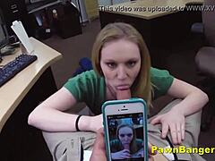 Prsata blondinka z obrito muco dobi plačilo za seksanje pred skrivno kamero