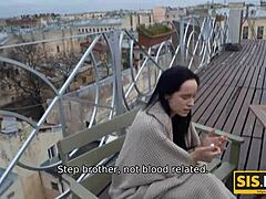 En ung russisk stesøster blir slem med stebroren sin