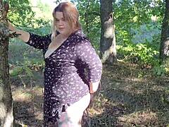 Čudovita debela ženska ima naravne joške in rit prekrite s semenom po seksu na prostem