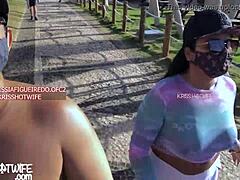 アマチュアKriss Hotwifeはビーチでカメラの前で彼女の大きなお尻と胸を誇示しています