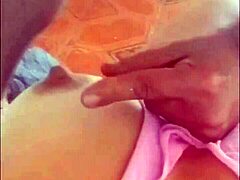 Videoclip amator cu o brunetă care își înghite degetele soțului ei