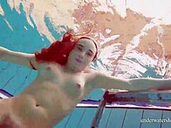Video HD de Nina Mohnatkas fumando un espectáculo submarino caliente
