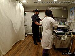 Een politieagent betrapt de natuurlijke borsten van een patiënt op een verborgen camera tijdens een vernederende striponderzoek
