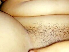 Indisches Mädchen mit großen Brüsten masturbiert in einem selbstgemachten Video
