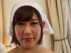 Rina Otomi, una donna giapponese con grandi tette, si masturba in stile doggy