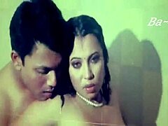 Bangla sexy jente blir ned og skitten i en dampende video